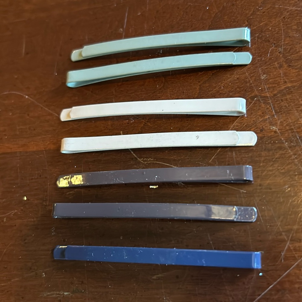 Set of 7 Hair Clips - Assorted Colors